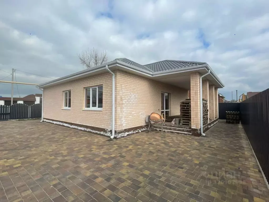 Дом в Краснодарский край, Ейский район, Александровское с/пос, с. ... - Фото 1