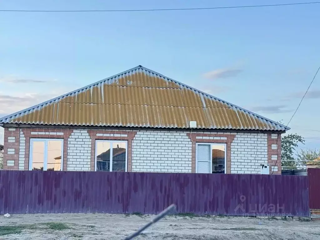 Дом в Астраханская область, Володарский район, с. Калинино ул. Ленина, ... - Фото 1
