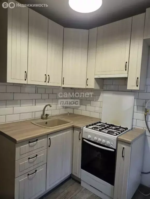 3-комнатная квартира: Одинцово, улица Маршала Бирюзова, 8 (55 м) - Фото 0