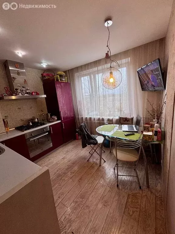 3-комнатная квартира: село Ильинское, Бригадная улица, 77 (63 м) - Фото 1