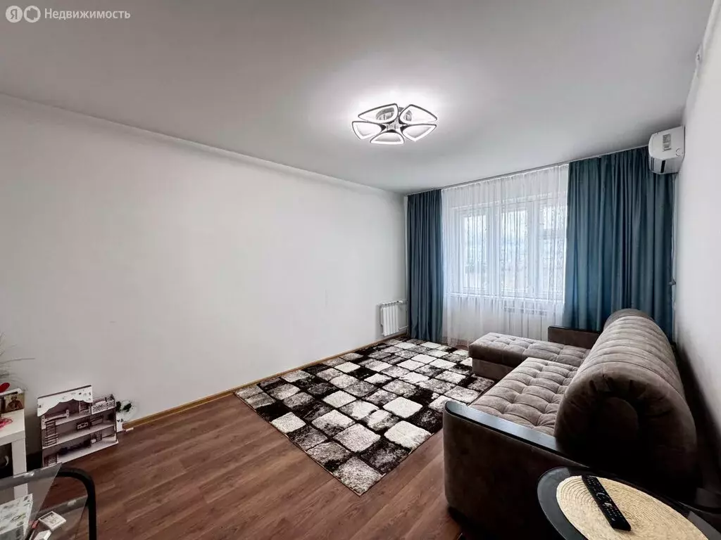 2-комнатная квартира: деревня Жилина, улица Естина, 3 (62 м) - Фото 1