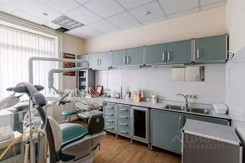 Помещение свободного назначения в Москва ул. Островитянова, 4 (235 м) - Фото 0