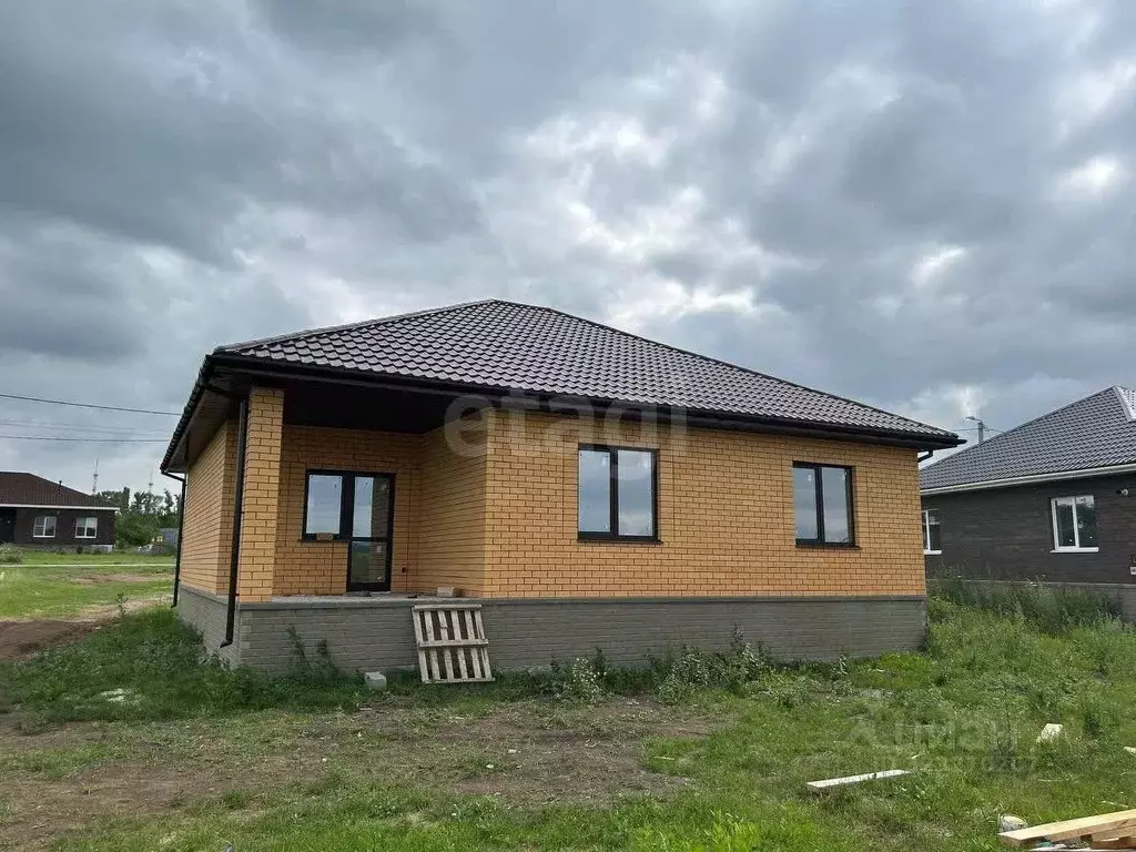 Дом в Белгородская область, Корочанский район, Мелиховское с/пос, с. ... - Фото 1