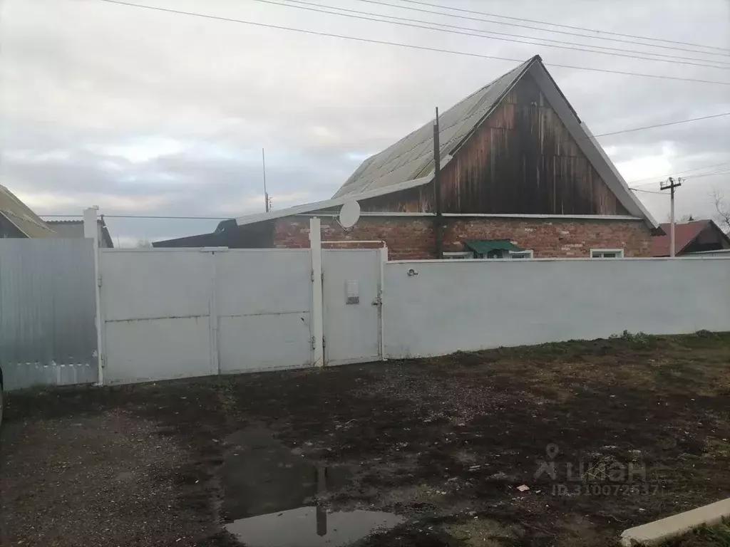 Дом в Саратовская область, Марксовский район, с. Подлесное ... - Фото 0