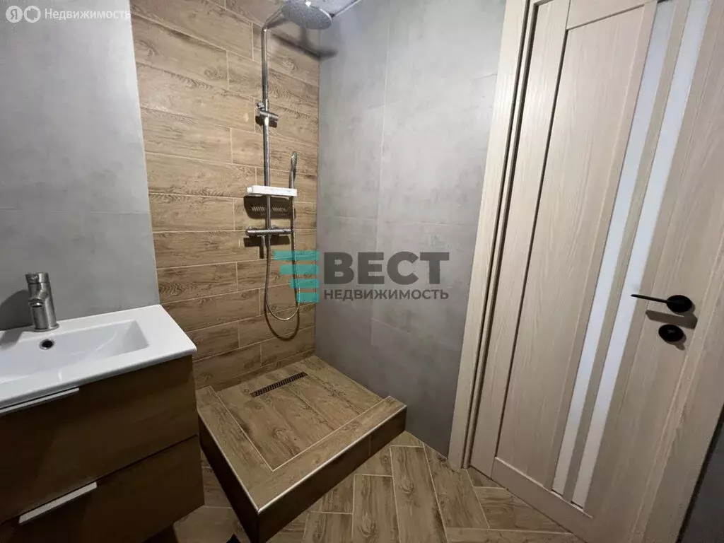 3-комнатная квартира: посёлок Новый Каракан, улица Содружества, 28 ... - Фото 0