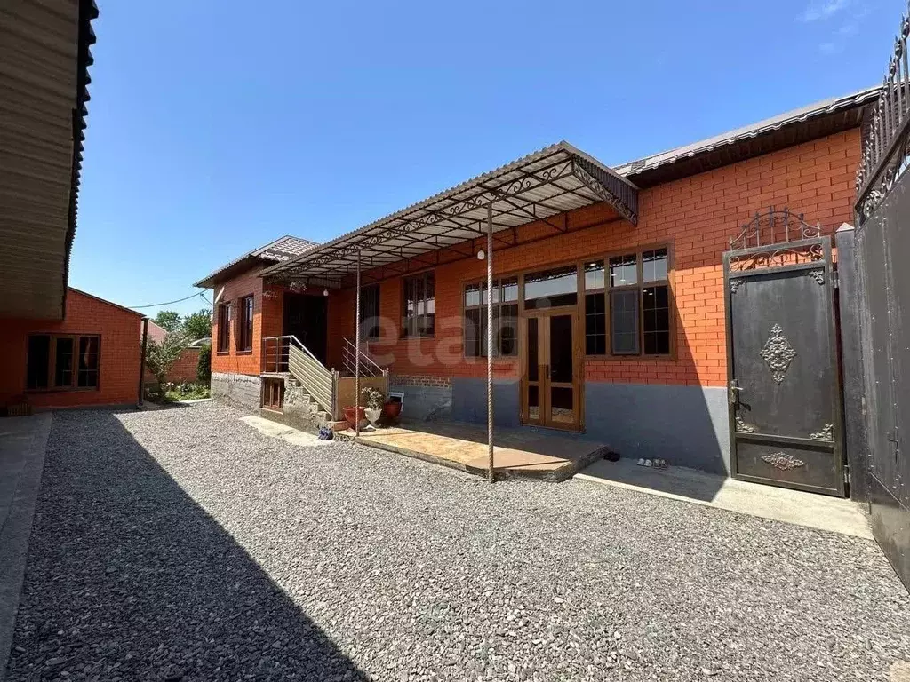 Дом в Ингушетия, Назрановский район, с. Экажево ул. Аушева (200 м) - Фото 1