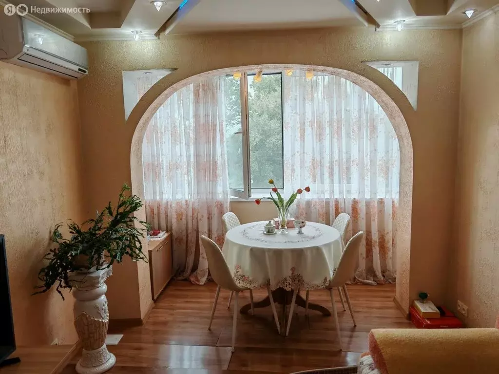 3-комнатная квартира: Артём, улица Кирова, 148 (52.9 м) - Фото 1
