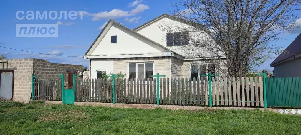 Дом в Оренбургская область, с. Беляевка ул. Братьев Стародубцевых, 51 ... - Фото 1