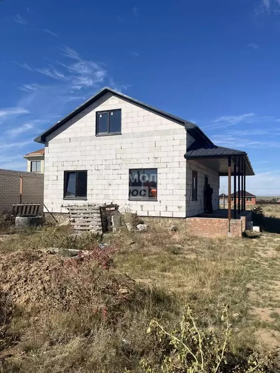 Дом в Калмыкия, Целинный район, с. Троицкое ул. Зая-Пандита (170 м) - Фото 1