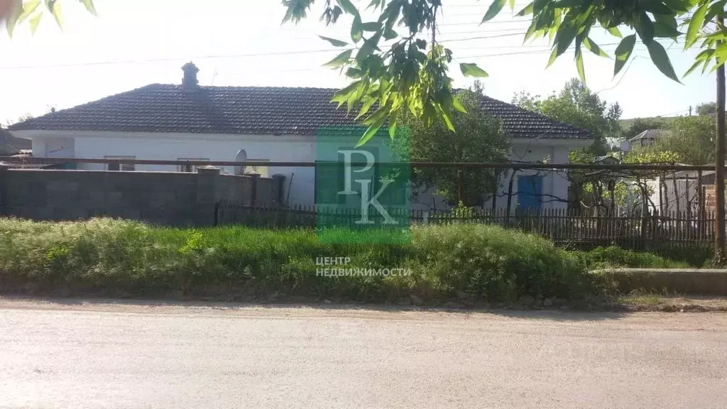 Дом в Крым, Бахчисарайский район, с. Железнодорожное ул. Шмелева, 27 ... - Фото 2