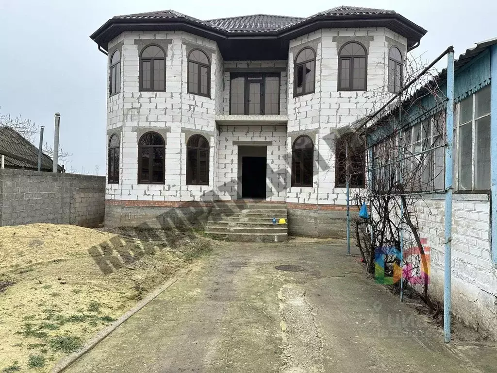 Дом в Калмыкия, Элиста ул. Чернышевского (450 м) - Фото 1