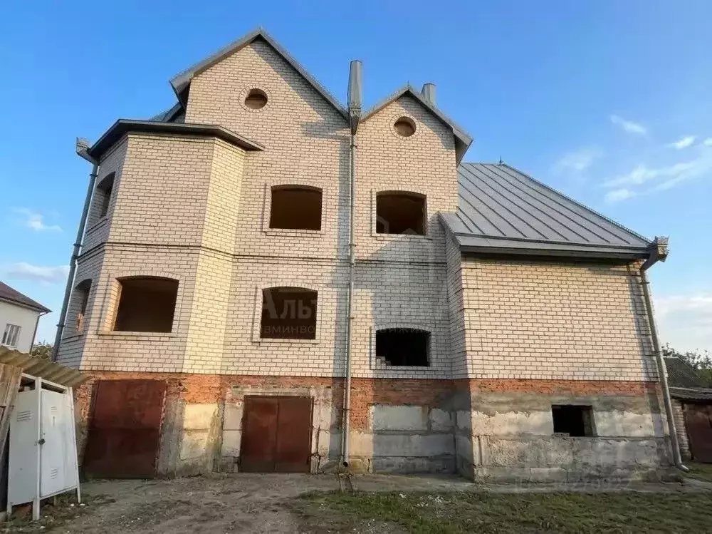 Дом в Карачаево-Черкесия, Малокарачаевский район, с. Учкекен ул. ... - Фото 1