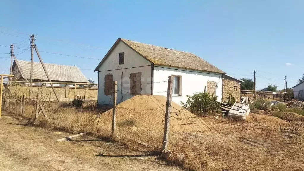 Дом в Крым, Сакский район, Охотниковское с/пос, с. Рунное ул. ... - Фото 0
