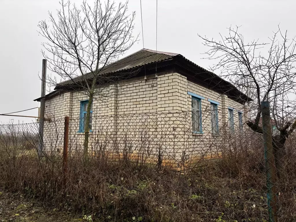 Дом в Саратовская область, Аткарский район, Барановское муниципальное ... - Фото 1