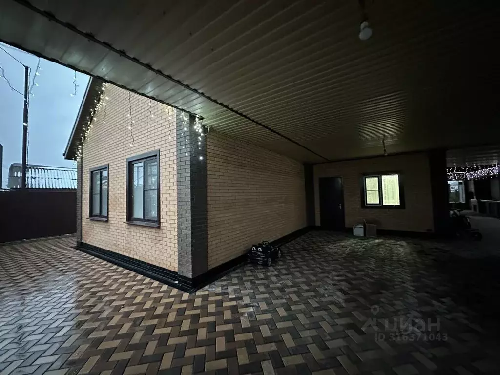 Дом в Краснодарский край, Динской район, Новотитаровская ст-ца ... - Фото 1