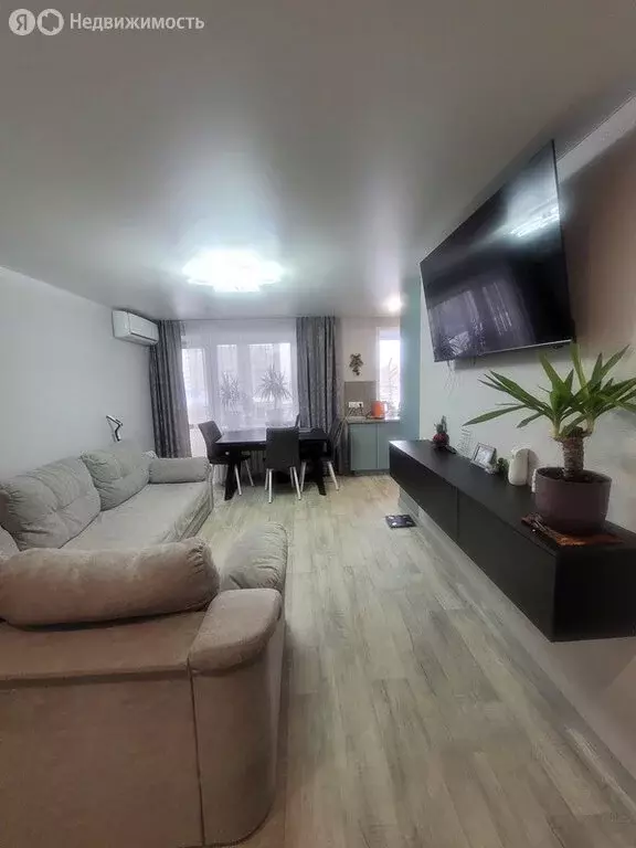 3-комнатная квартира: Курган, улица Куйбышева, 108 (56.1 м) - Фото 1