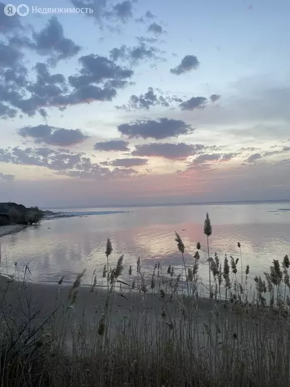 Участок в село Верхнепогромное, Набережная улица (18 м) - Фото 0