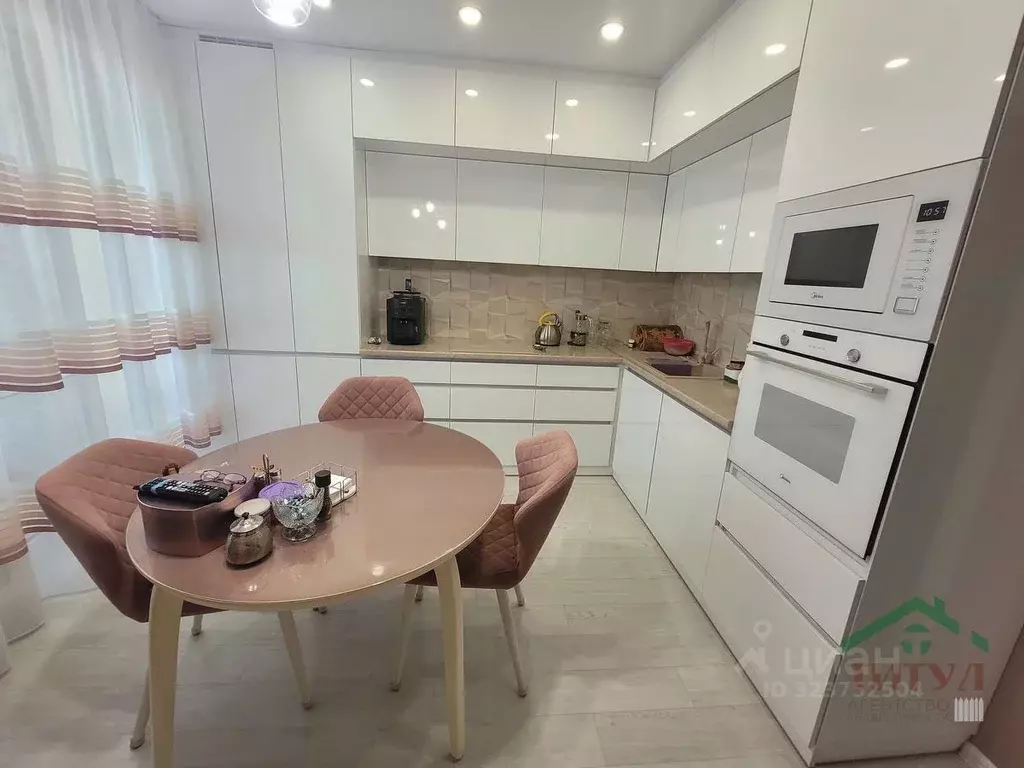 2-к кв. Астраханская область, Астрахань ул. Ахшарумова, 27А (69.7 м) - Фото 2