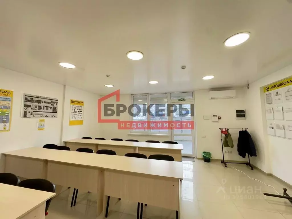 Помещение свободного назначения в Севастополь просп. Октябрьской ... - Фото 1