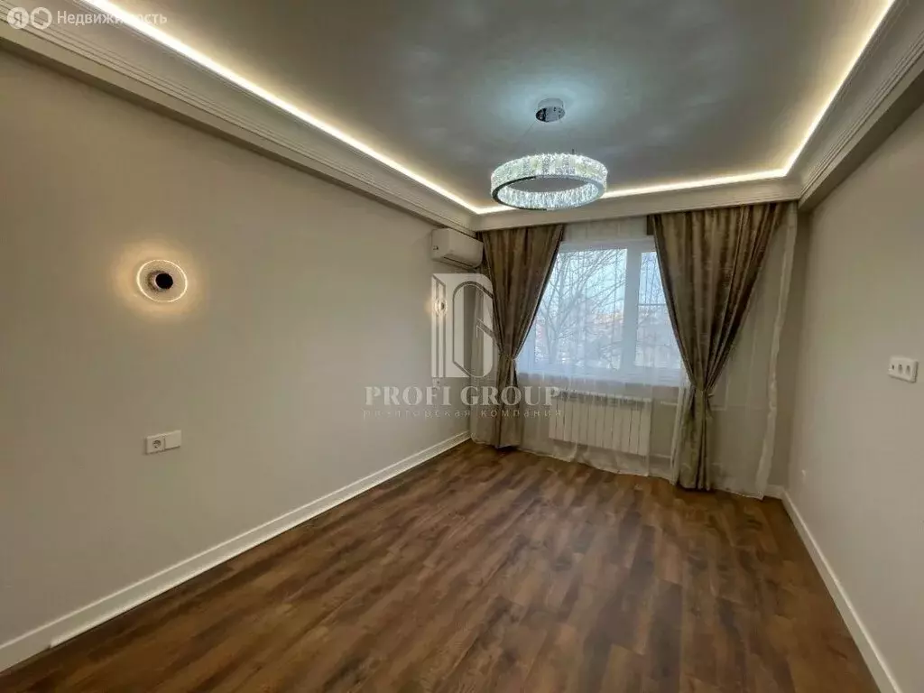 2-комнатная квартира: Махачкала, улица Ирчи Казака, 1А (55 м) - Фото 1