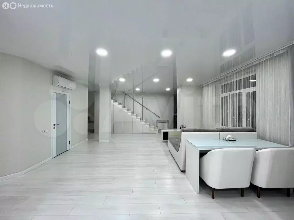 2-комнатная квартира: Омск, проспект Комарова, 15к1 (130.7 м) - Фото 1