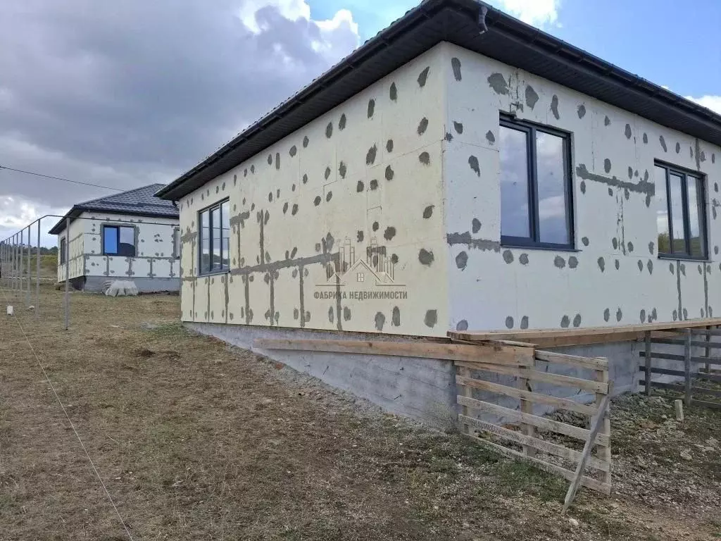 Дом в Крым, Симферопольский район, Добровское с/пос, с. Пионерское ул. ... - Фото 1