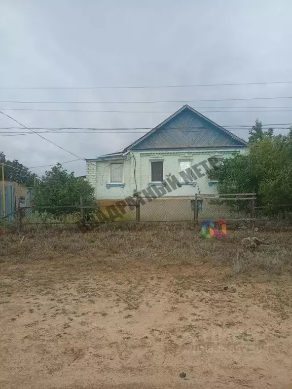 Дом в Калмыкия, Сарпинский район, Кировское с/мо, пос. Кировский ул. ... - Фото 1