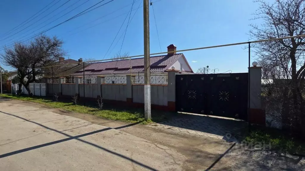 Дом в Крым, Черноморский район, Медведевское с/пос, с. Медведево ул. ... - Фото 2