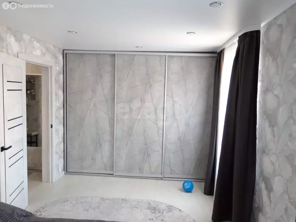 3-комнатная квартира: Заводоуковск, улица Братьев Перевозкиных, 26 (80 ... - Фото 1