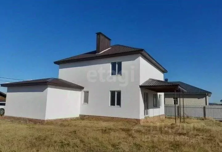 Дом в Саратовская область, Энгельс ул. Шелковичная, 100 (200 м) - Фото 0