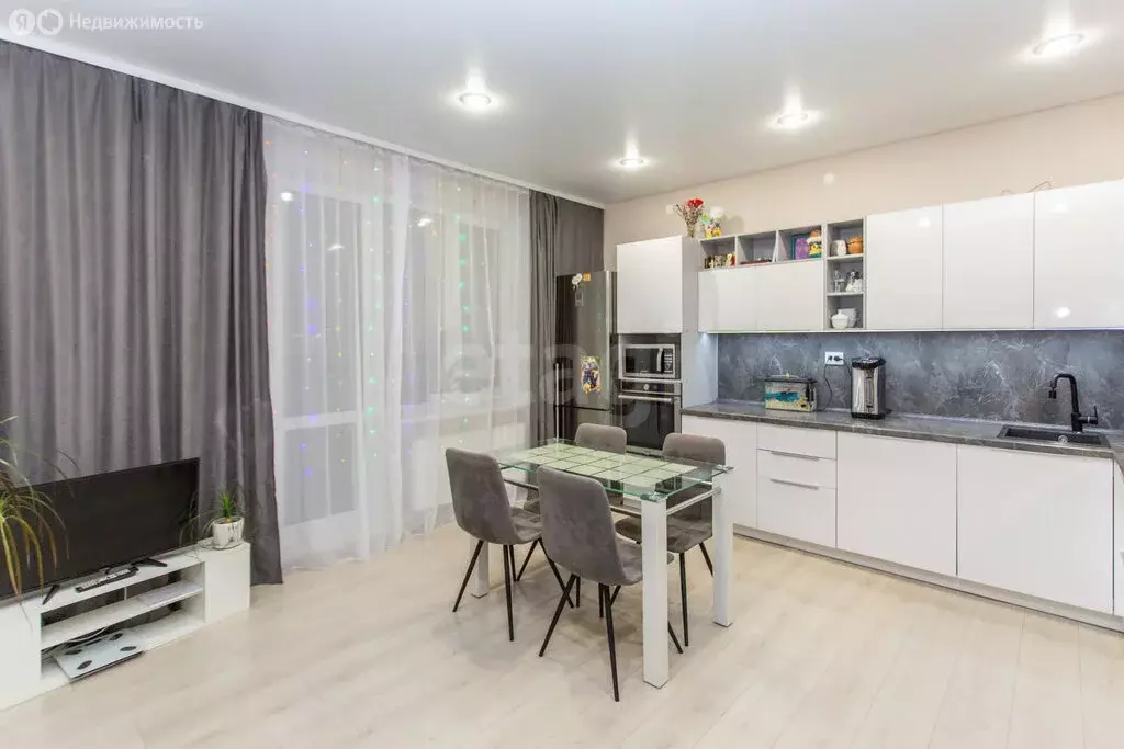 2-комнатная квартира: Тобольск, 15-й микрорайон, 17 (66.8 м) - Фото 2