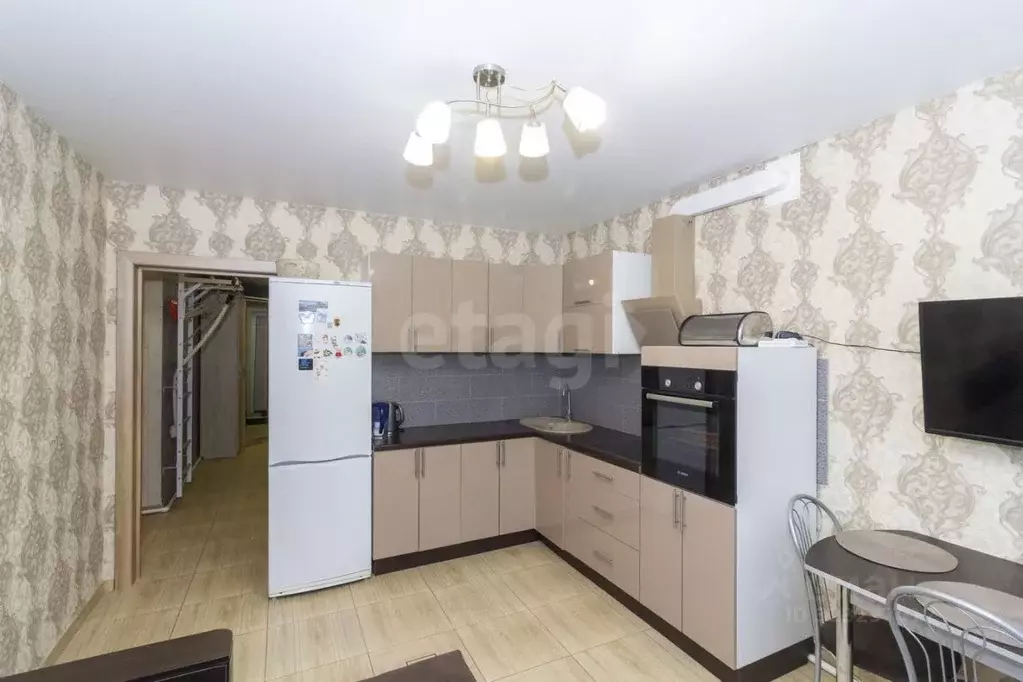 2-к кв. Тюменская область, Тюмень ул. 9 Января, 162/1 (64.8 м) - Фото 1