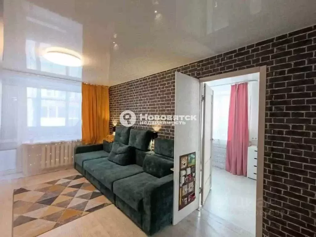 3-к кв. Кировская область, Киров ул. Опарина, 11 (50.6 м) - Фото 2