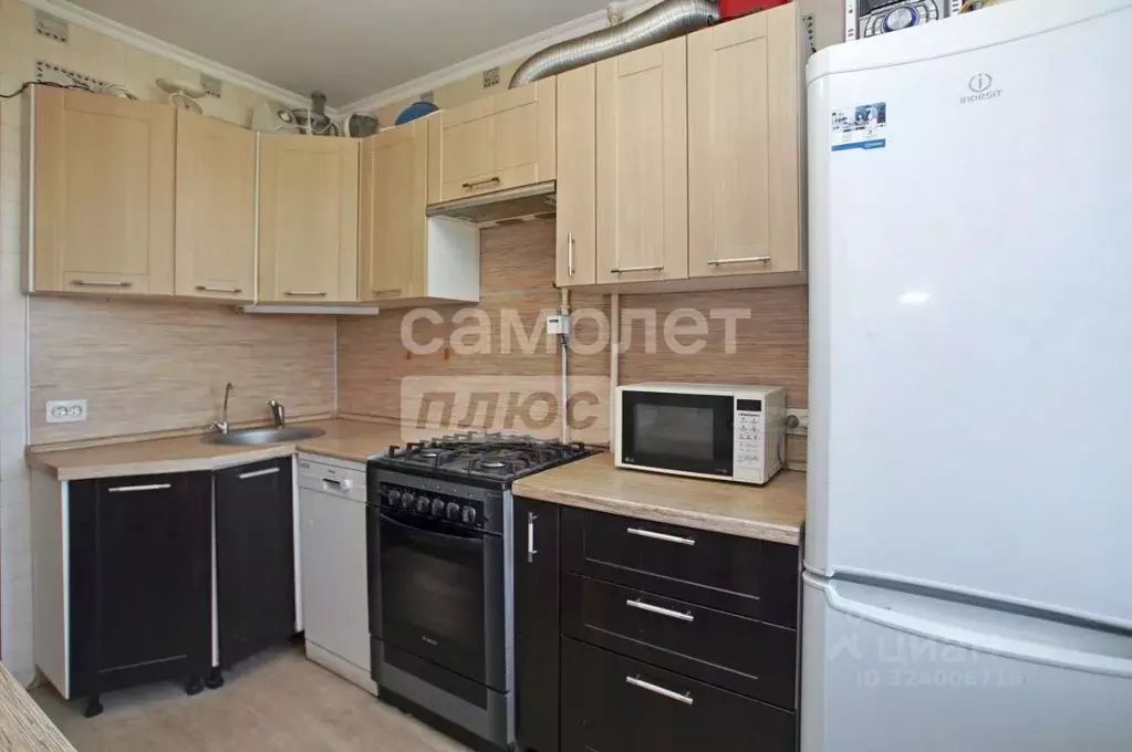 3-к кв. Омская область, Омск Заозерная ул., 13 (61.6 м) - Фото 1