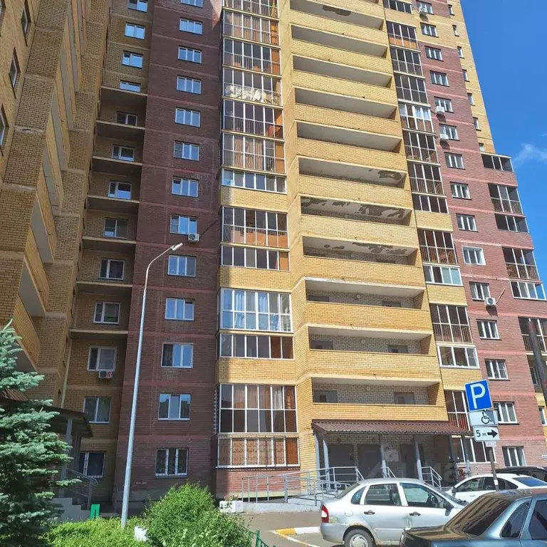3-к кв. Татарстан, Казань ул. Тыныч, 1 (80.6 м) - Фото 0