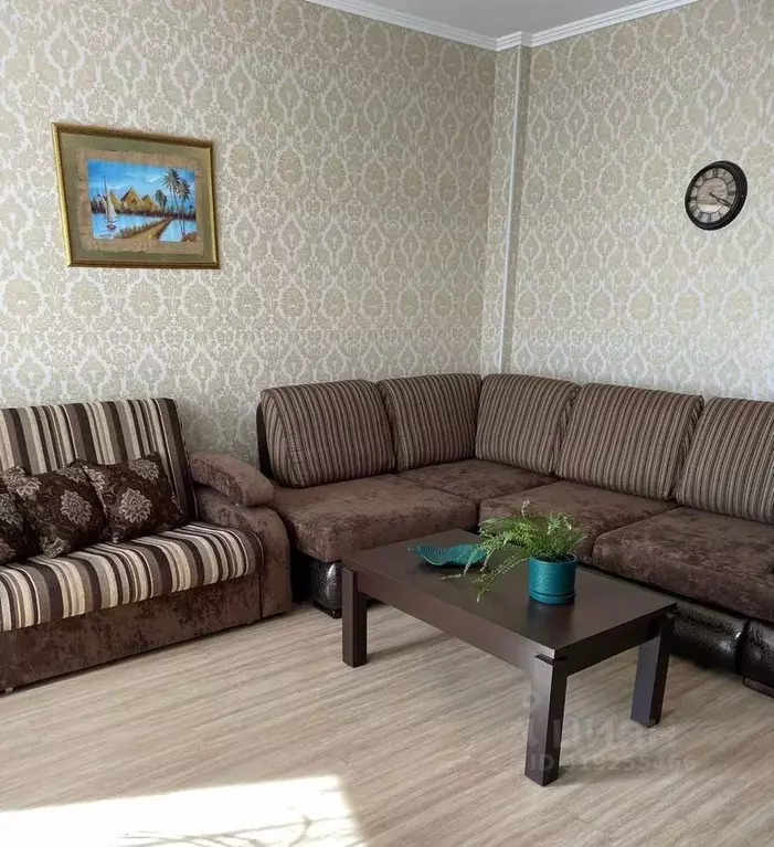 2-к кв. Омская область, Омск просп. Комарова, 17к1 (70.0 м) - Фото 1