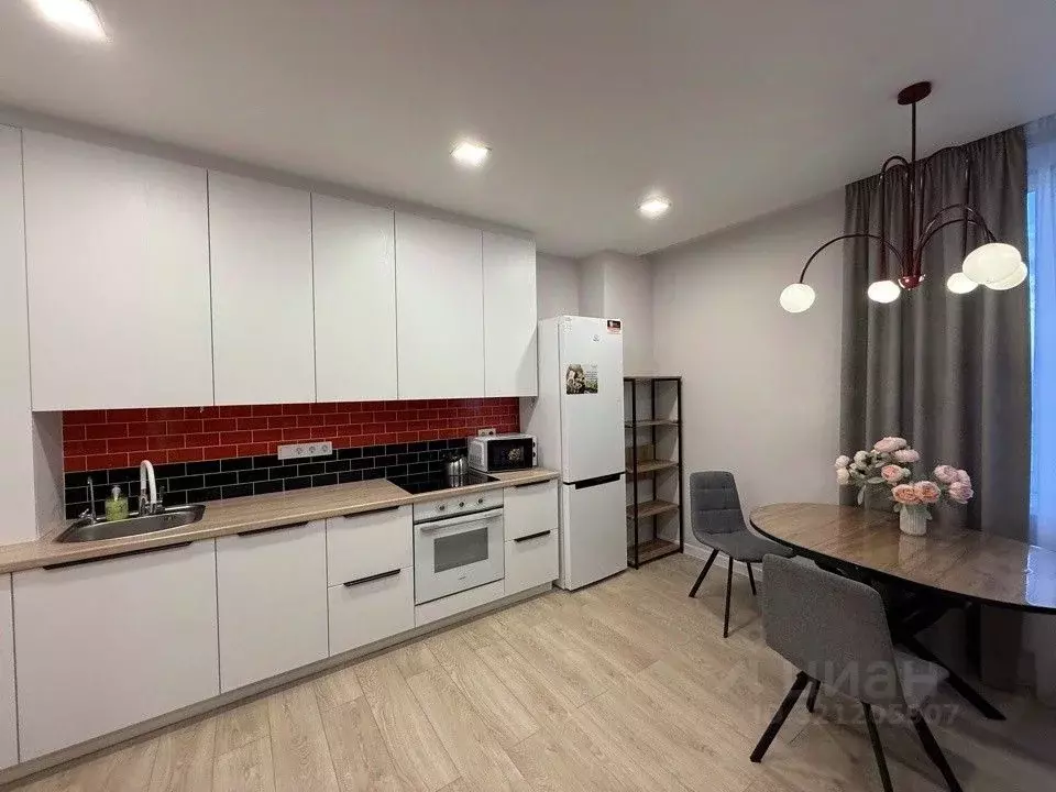 3-к кв. Свердловская область, Екатеринбург ул. Азина, 22/7 (60.0 м) - Фото 0