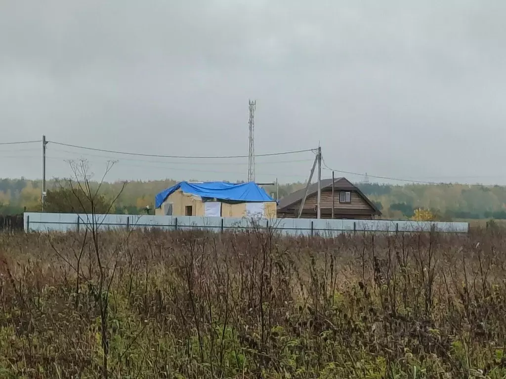 Участок в Свердловская область, Верхнее Дуброво пгт ул. Карла Маркса ... - Фото 0