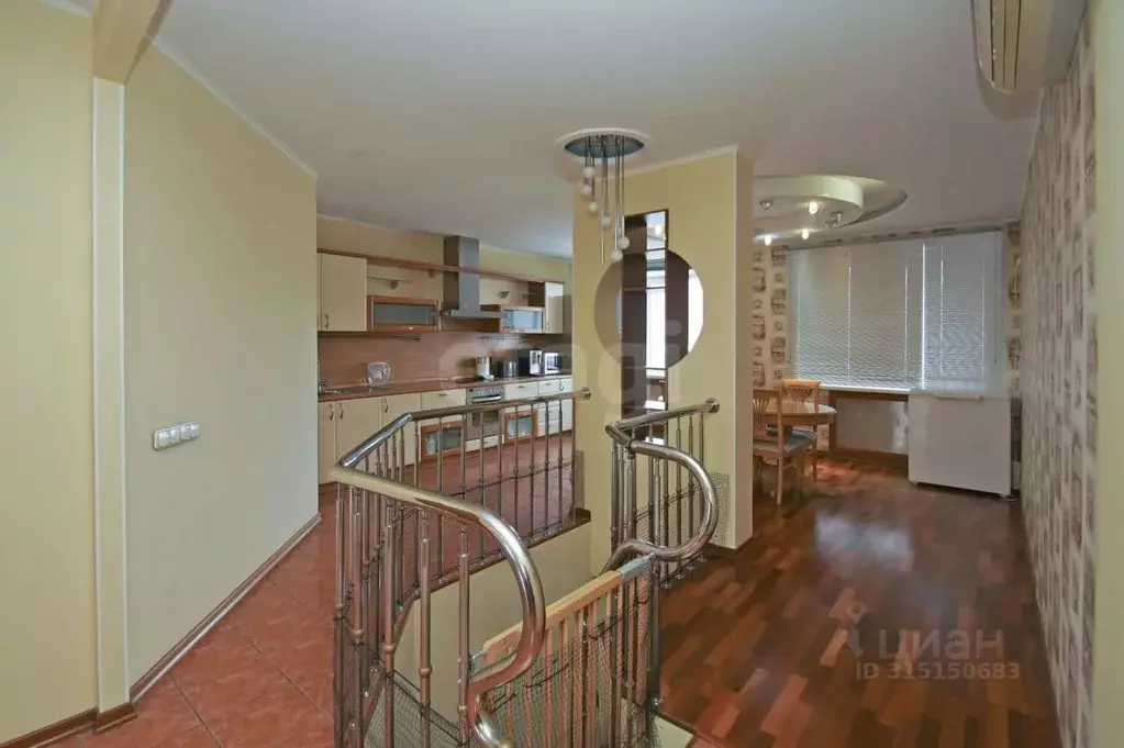 3-к кв. Омская область, Омск ул. Куйбышева, 62 (108.2 м) - Фото 0