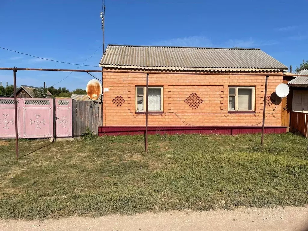 Дом в Оренбургская область, Бугурусланский район, с. Благодаровка ... - Фото 1