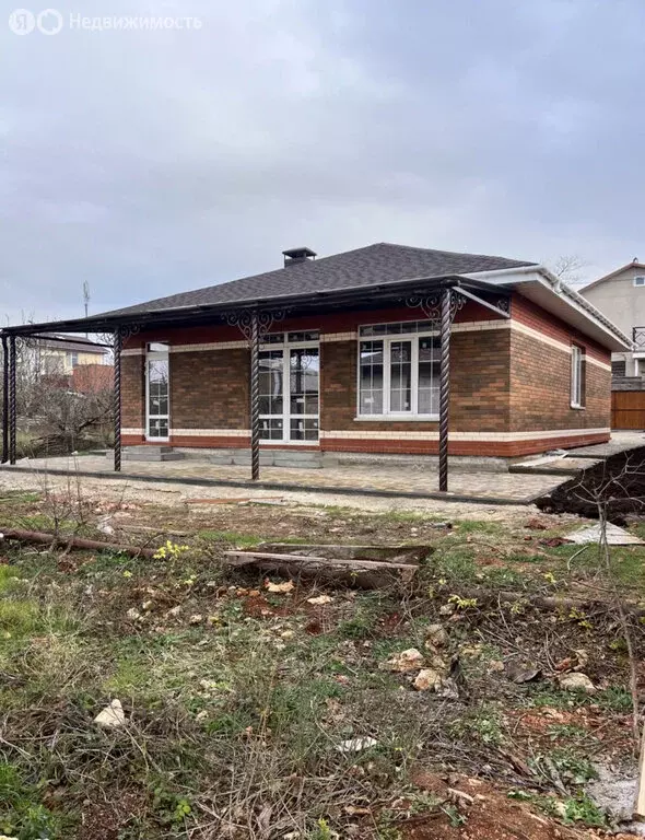 Дом в Евпатория, улица Энвера Бекирова (100 м) - Фото 1