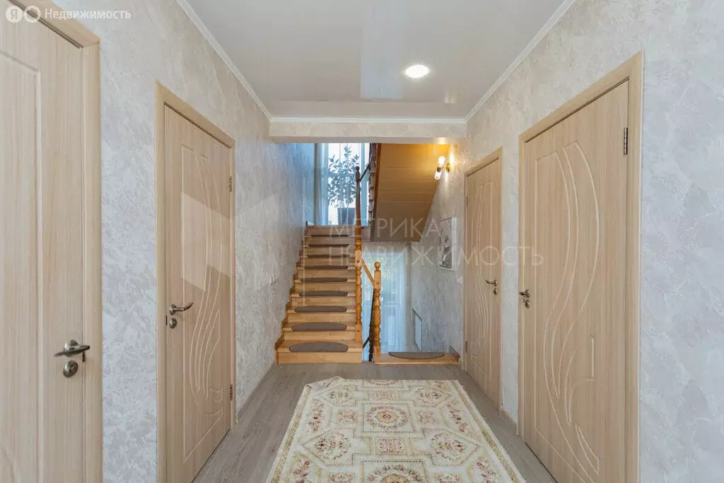Дом в Тюмень, Барнаульская улица (334 м) - Фото 1