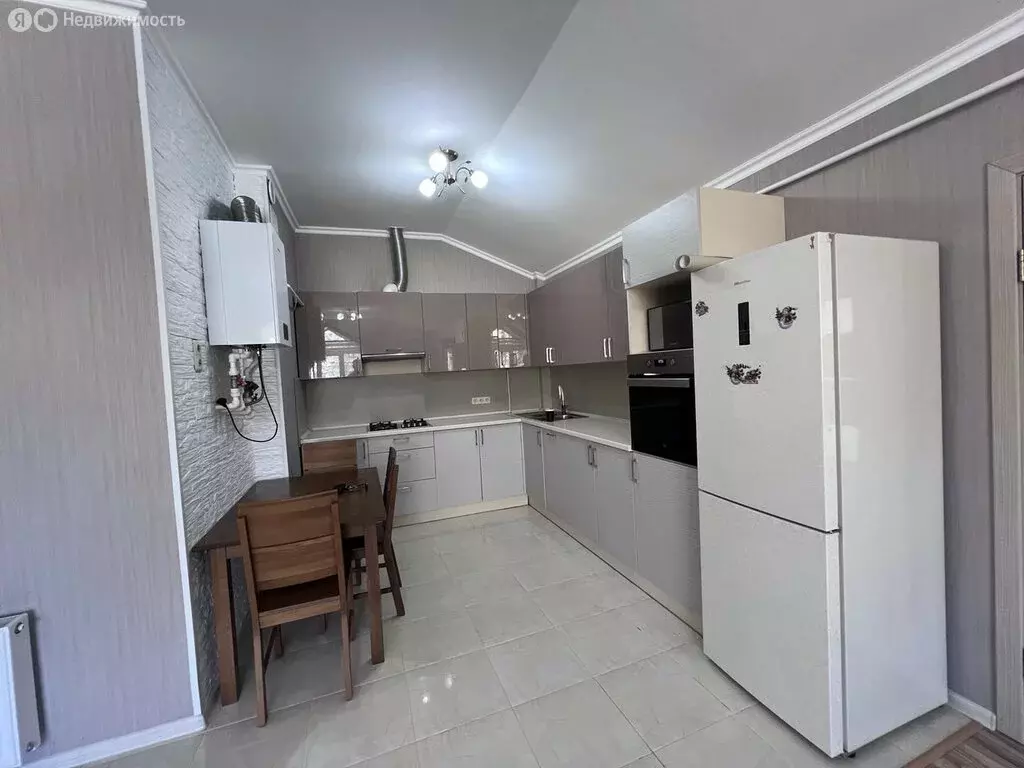 2-комнатная квартира: Симферополь, Аэрофлотская улица, 5 (70 м) - Фото 1