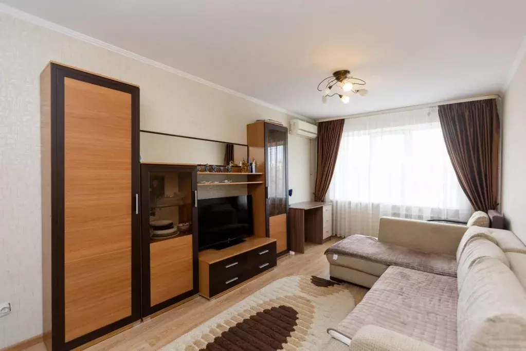3-к кв. Оренбургская область, Оренбург ул. Чкалова, 18/1 (64.8 м) - Фото 0