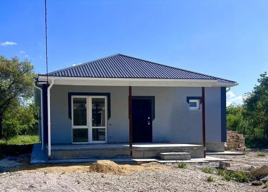 Дом в Крым, Симферопольский район, с. Трудовое ул. Зеленая (100 м) - Фото 1