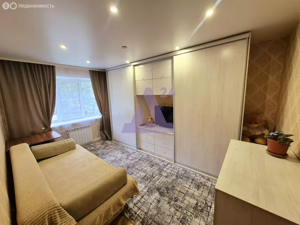 3-комнатная квартира: Барнаул, улица Эмилии Алексеевой, 52 (56 м) - Фото 1