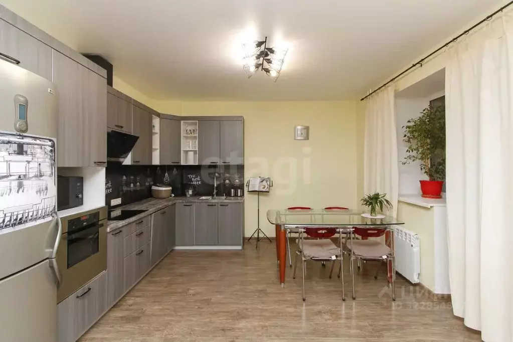 2-к кв. Тюменская область, Тюмень Сургутская ул., 11к2 (87.2 м) - Фото 1