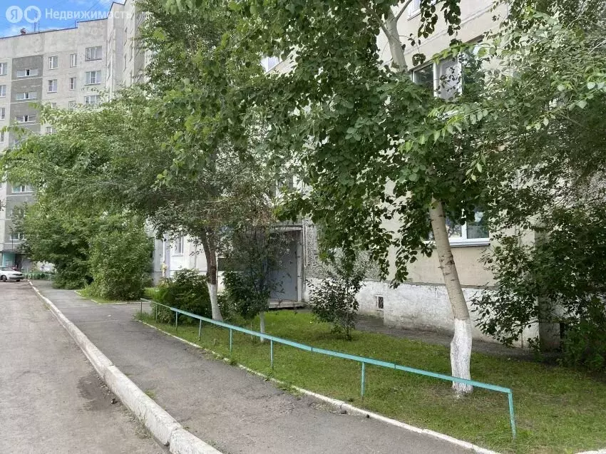 3-комнатная квартира: Курган, жилой район Заозёрный, 6-й микрорайон, ... - Фото 0