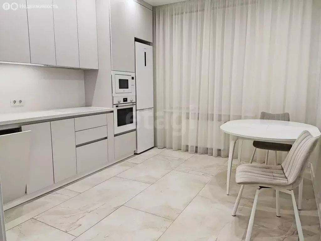 1-комнатная квартира: Тюмень, улица Фармана Салманова, 12 (40 м) - Фото 1