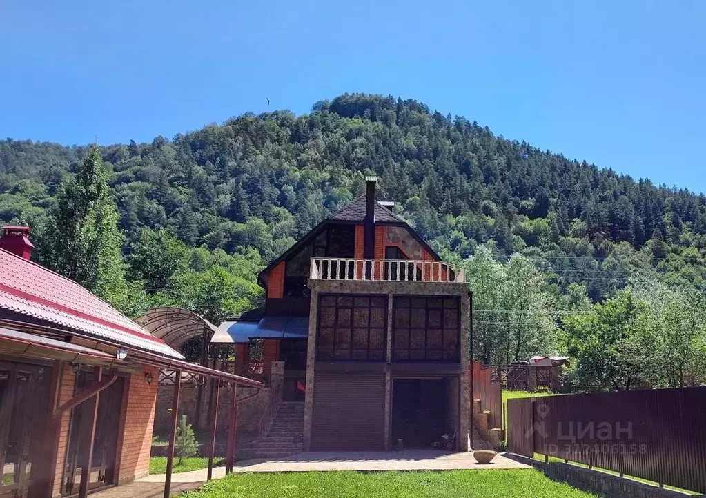 Дом в Карачаево-Черкесия, Урупский район, пос. Азиатский  (300 м) - Фото 1